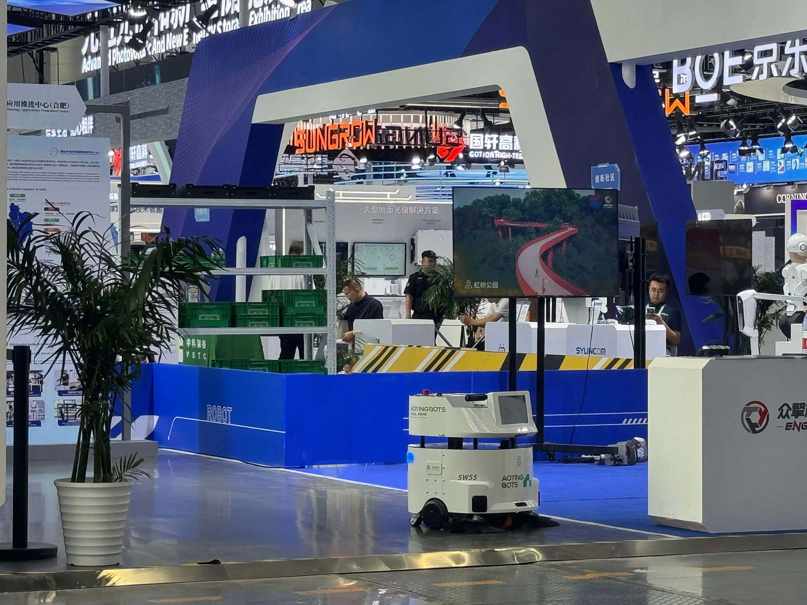 AOTINGBOTS Demonstrates Exceptional Cleaning Power at the World Manufacturing Convention, Earning Widespread Recognition